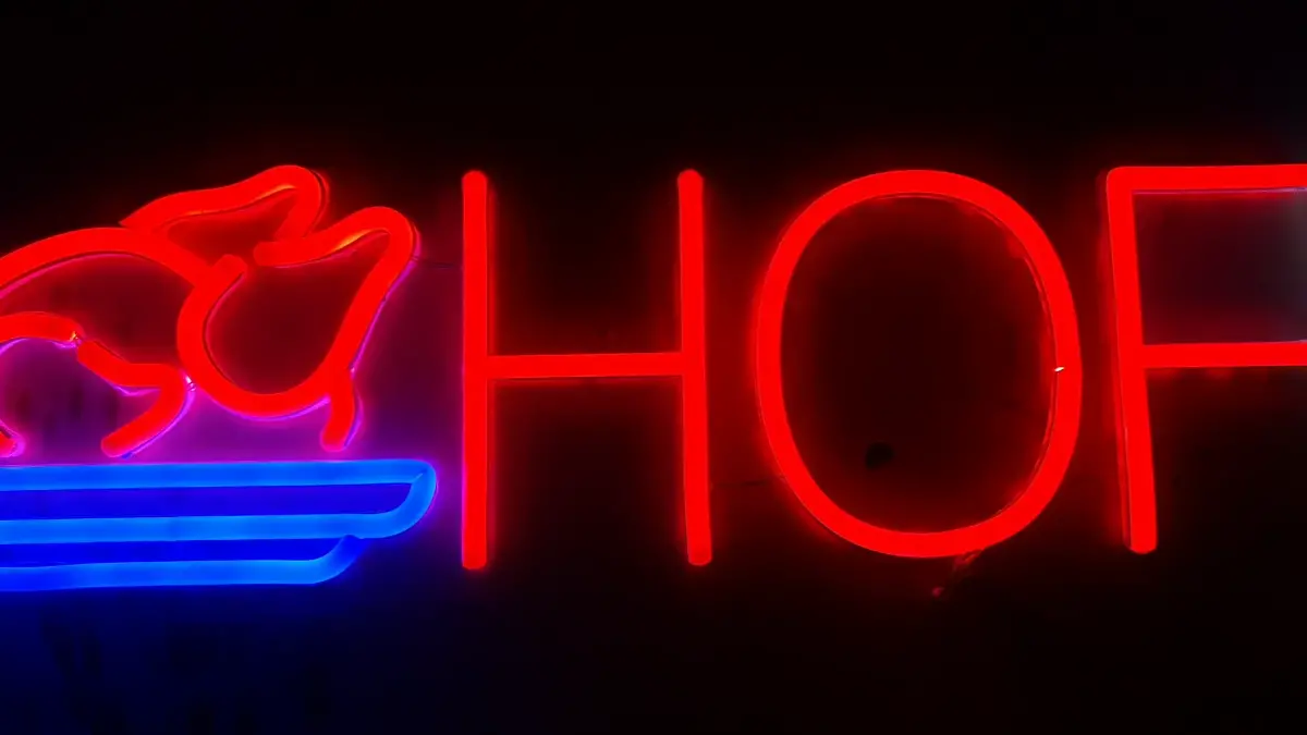 hof네온 적색 HOF 글자와 노란색 맥주잔 아이콘 조합
